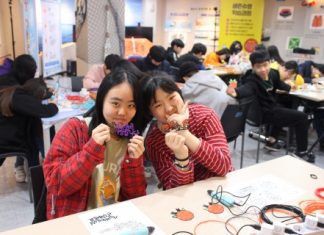 시립금천청소년수련관, 청소년방과후아카데미 가정의 달 기념 창의융합연계 카네이션 만들기 프로그램 진행