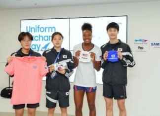 삼성전자 메이크 더 웨이브 캠페인 대사 시몬 마누엘, 선수촌 내 체험관에 방문해 유니폼 교환식 가지며 서로의 도전 응원