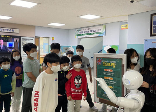 아카에이아이, 서울 교동초등학교에 로봇 영어 교사 ‘페퍼’ 설치