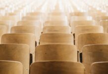 대학교 현장실습, 자율성 잃고 경직된 표준형으로 퇴보 empty chairs in theater