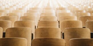 대학교 현장실습, 자율성 잃고 경직된 표준형으로 퇴보 empty chairs in theater