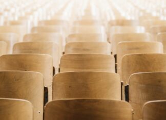 대학교 현장실습, 자율성 잃고 경직된 표준형으로 퇴보 empty chairs in theater