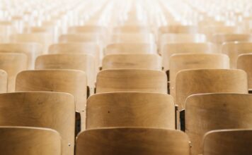 대학교 현장실습, 자율성 잃고 경직된 표준형으로 퇴보 empty chairs in theater