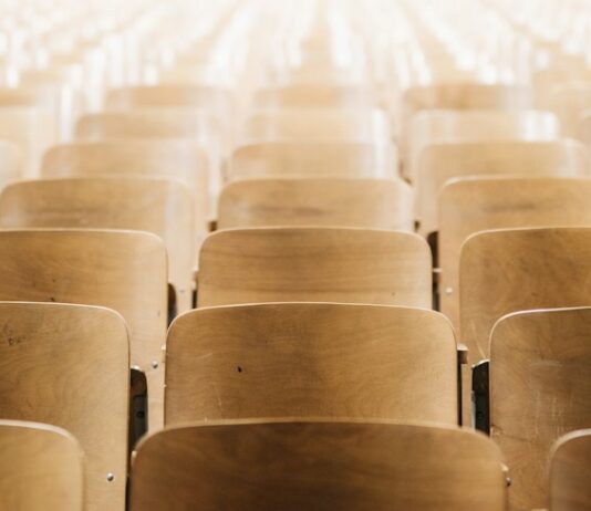 대학교 현장실습, 자율성 잃고 경직된 표준형으로 퇴보 empty chairs in theater