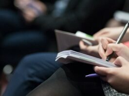 고용보험 재원, 재직자 교육에 집중 투자해야 selective focus photography of people sitting on chairs while writing on notebooks