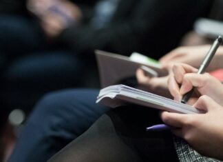 고용보험 재원, 재직자 교육에 집중 투자해야 selective focus photography of people sitting on chairs while writing on notebooks