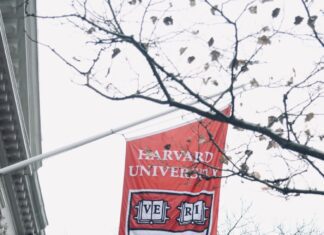인성이 전부다: 성공의 진정한 열쇠 Harvard University banner